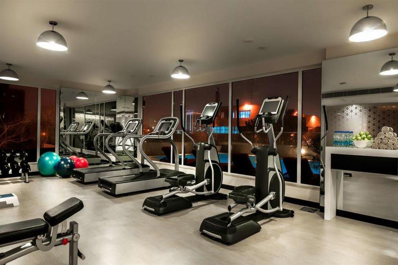 Hyatt Place Gurgaon Udyog Vihar Екстериор снимка The gym at the hotel