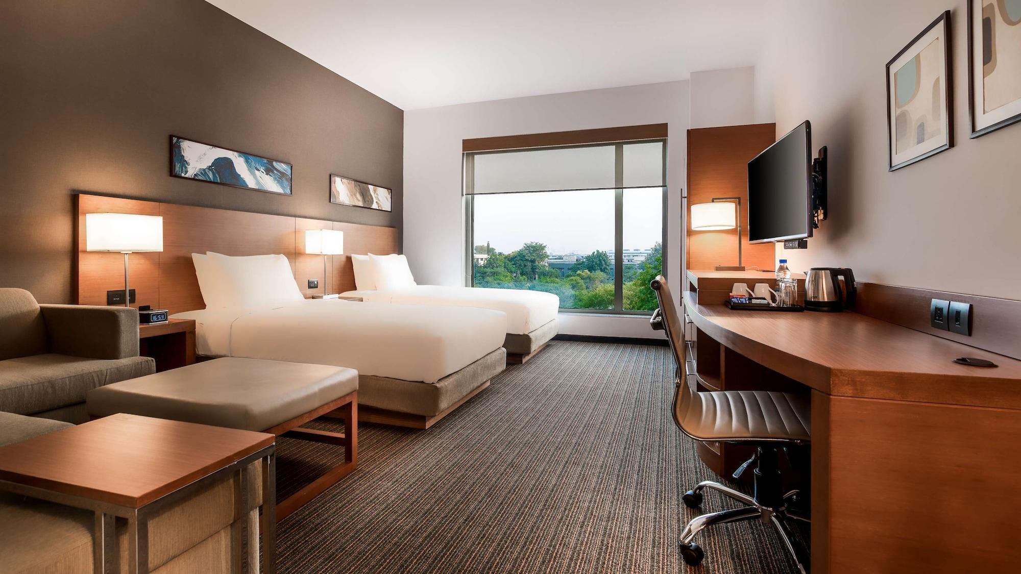 Hyatt Place Gurgaon Udyog Vihar Екстериор снимка A typical guest room at an IHG hotel