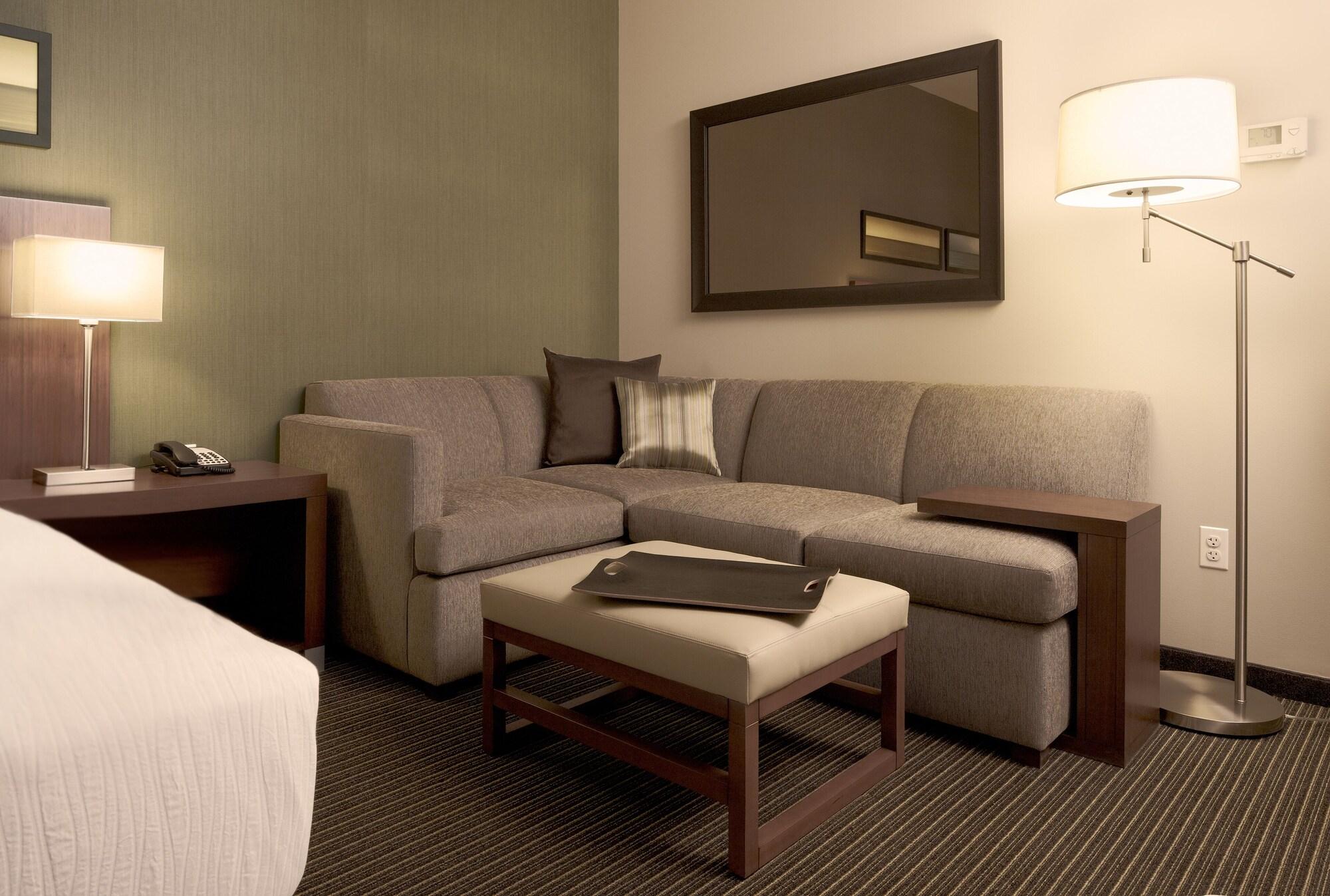 Hyatt Place Gurgaon Udyog Vihar Екстериор снимка A living room in a typical hotel room