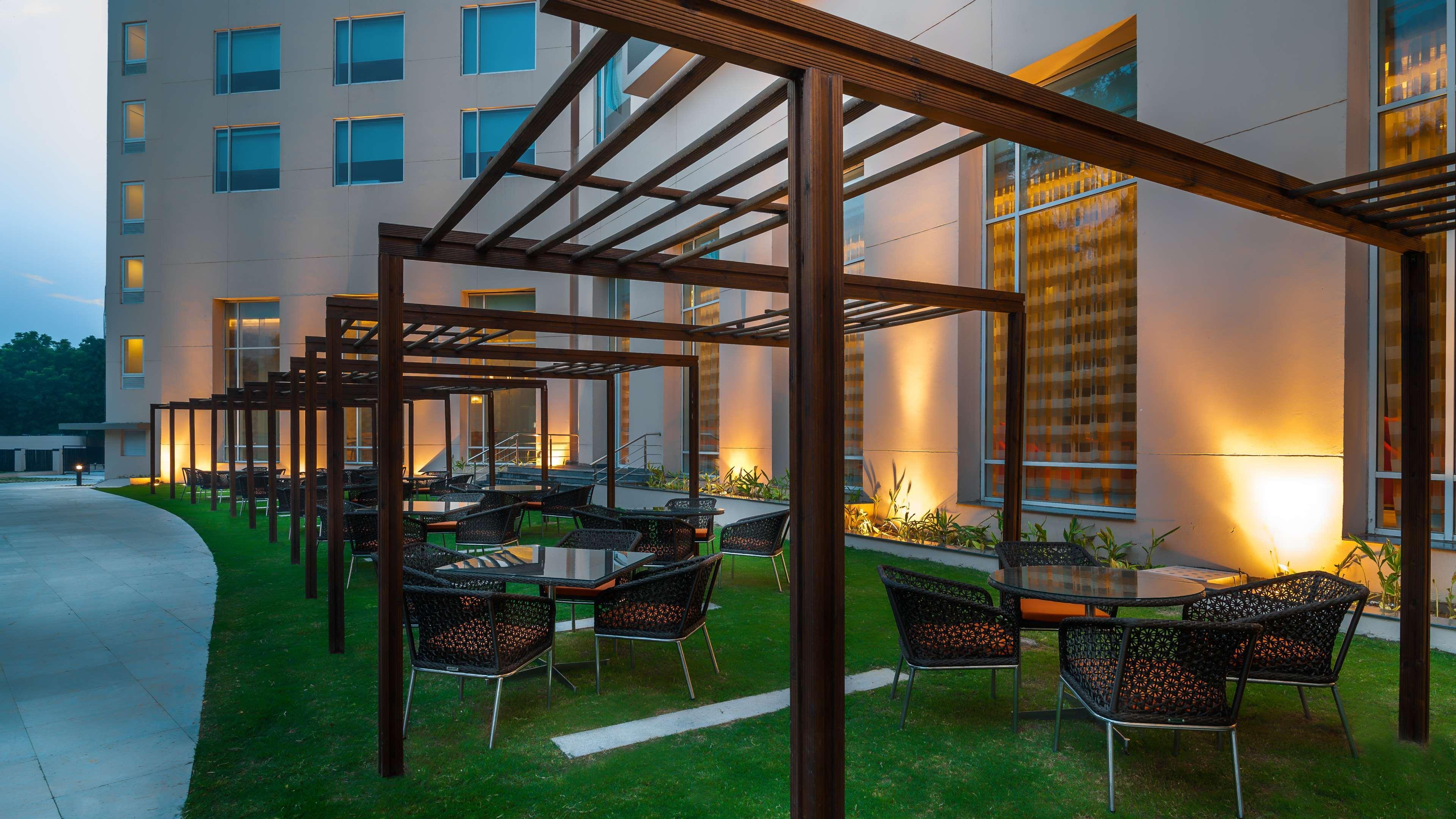 Hyatt Place Gurgaon Udyog Vihar Екстериор снимка The hotel's garden