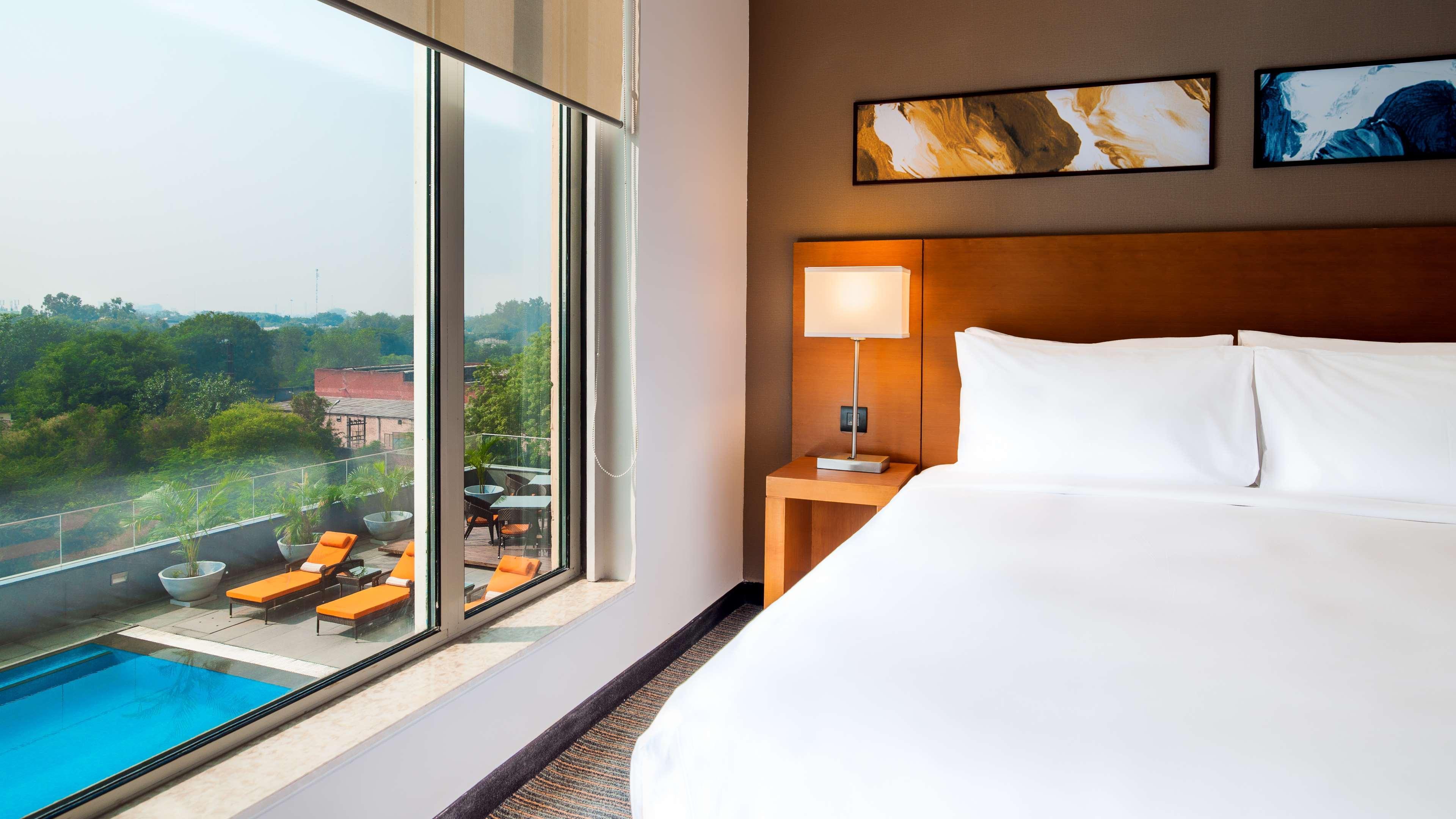 Hyatt Place Gurgaon Udyog Vihar Екстериор снимка A guest room at the hotel