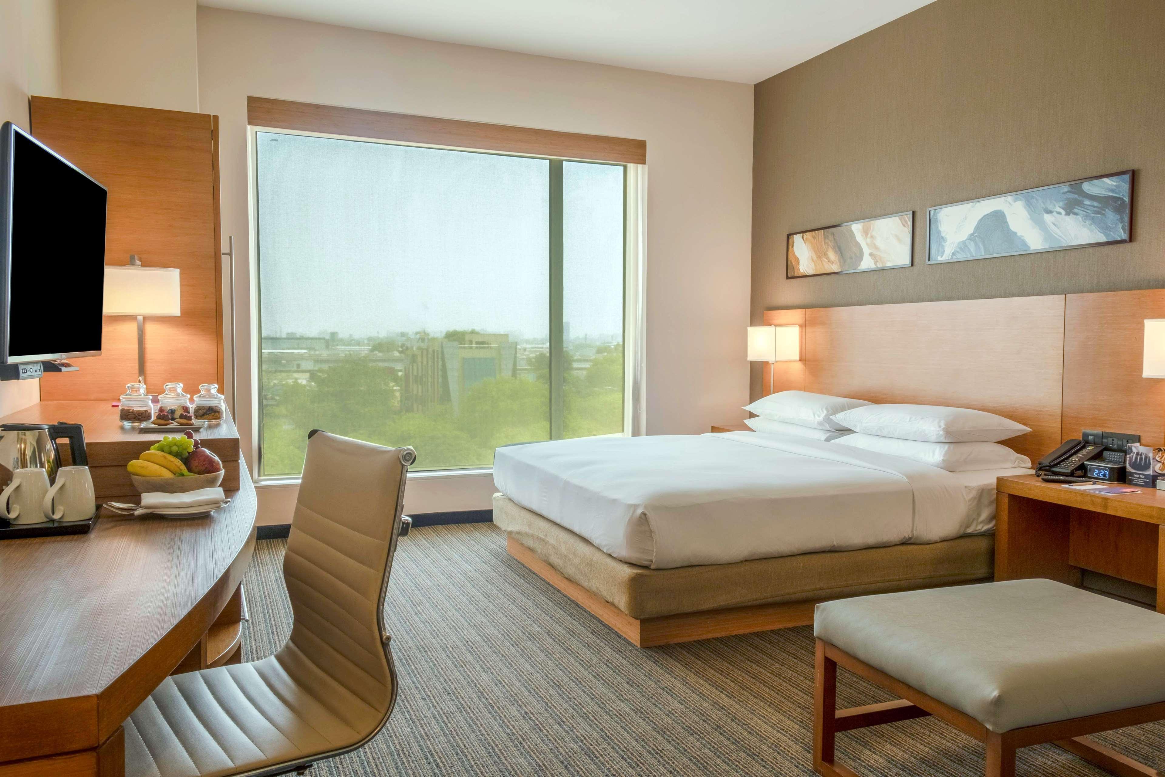 Hyatt Place Gurgaon Udyog Vihar Екстериор снимка A guest room at the Hilton San Diego Bayfront