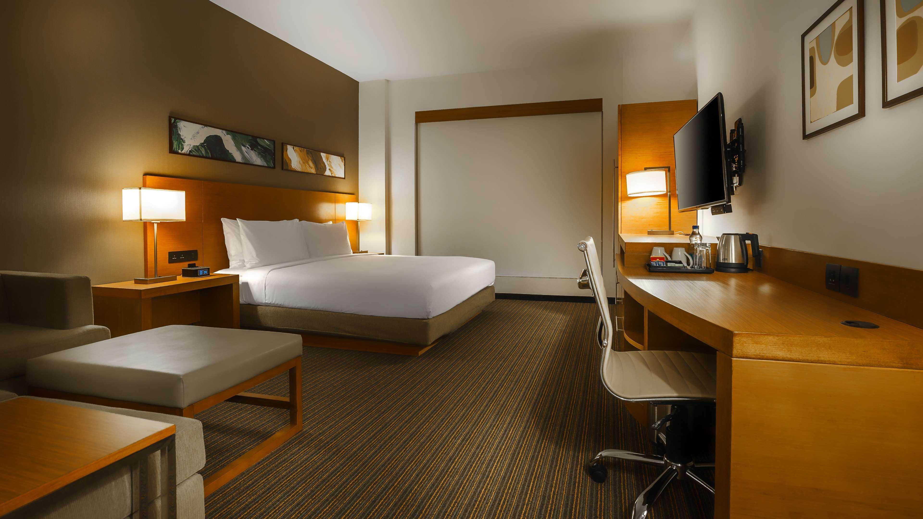 Hyatt Place Gurgaon Udyog Vihar Екстериор снимка A typical room at the Holiday Inn Express