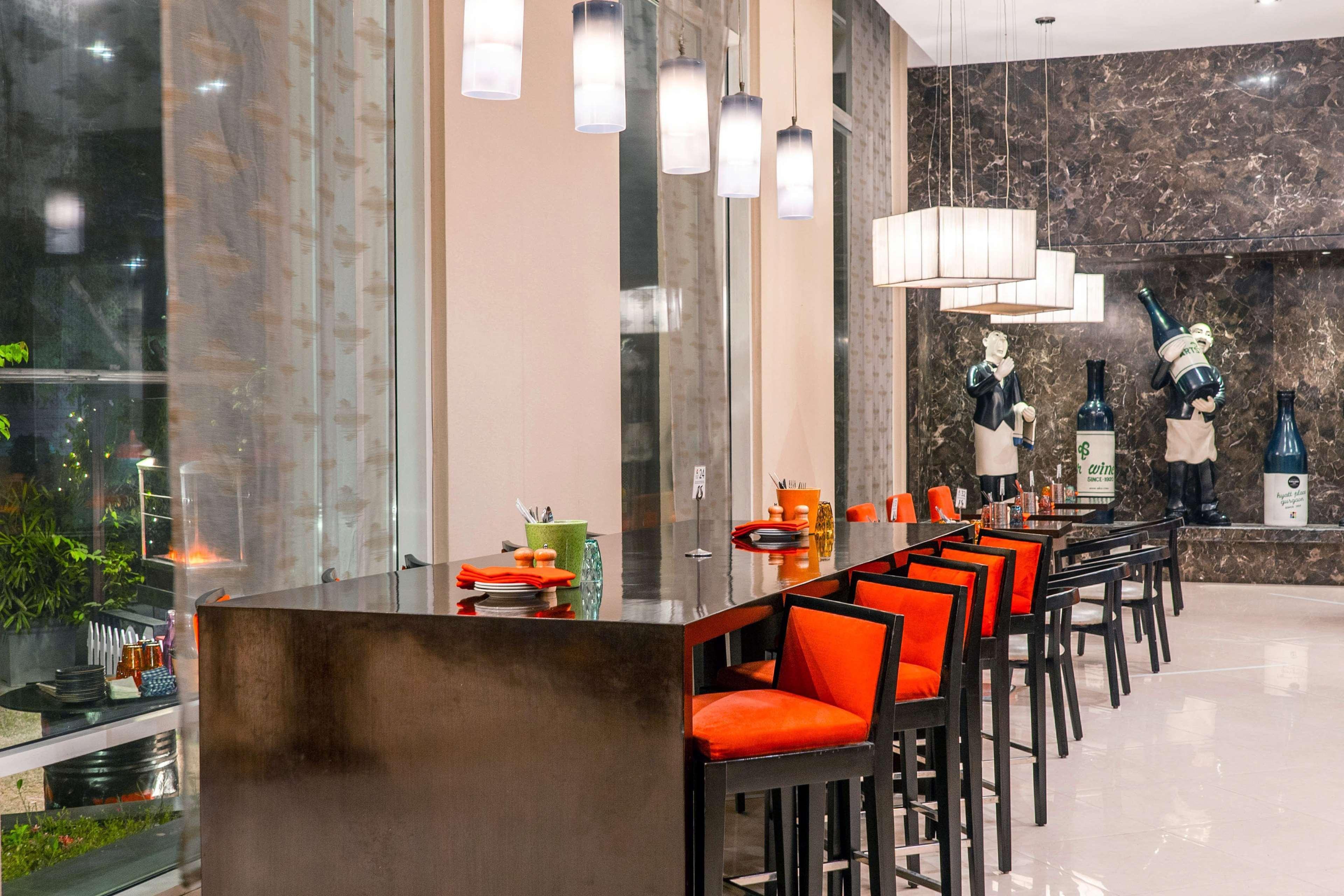 Hyatt Place Gurgaon Udyog Vihar Екстериор снимка The bar at the lobby