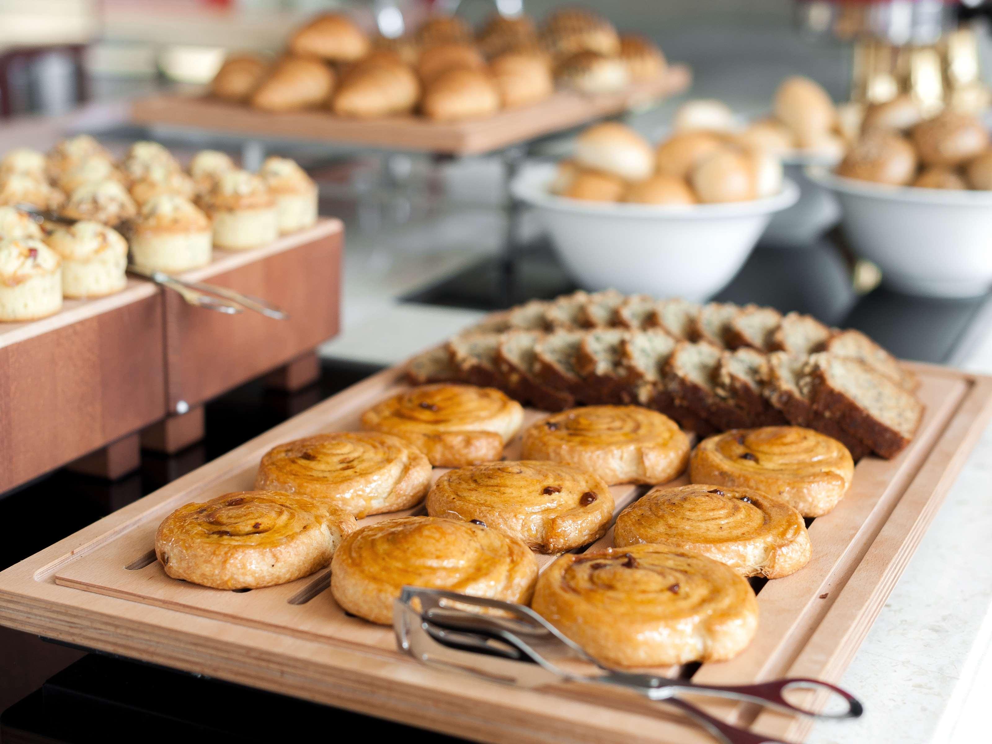 Hyatt Place Gurgaon Udyog Vihar Екстериор снимка A selection of pastries