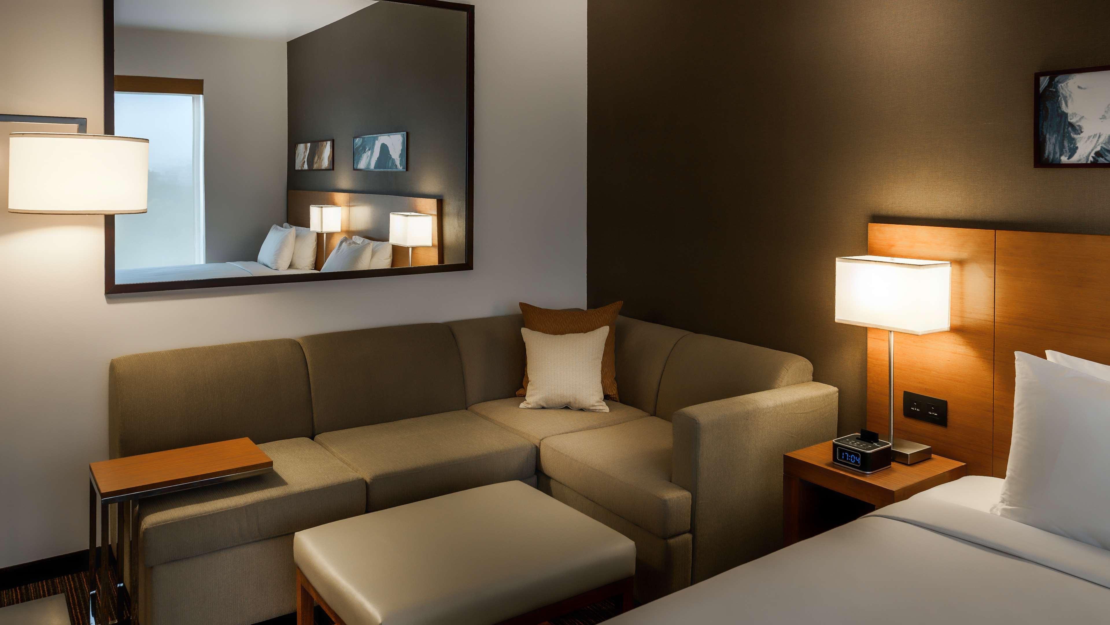 Hyatt Place Gurgaon Udyog Vihar Екстериор снимка A typical room at the hotel