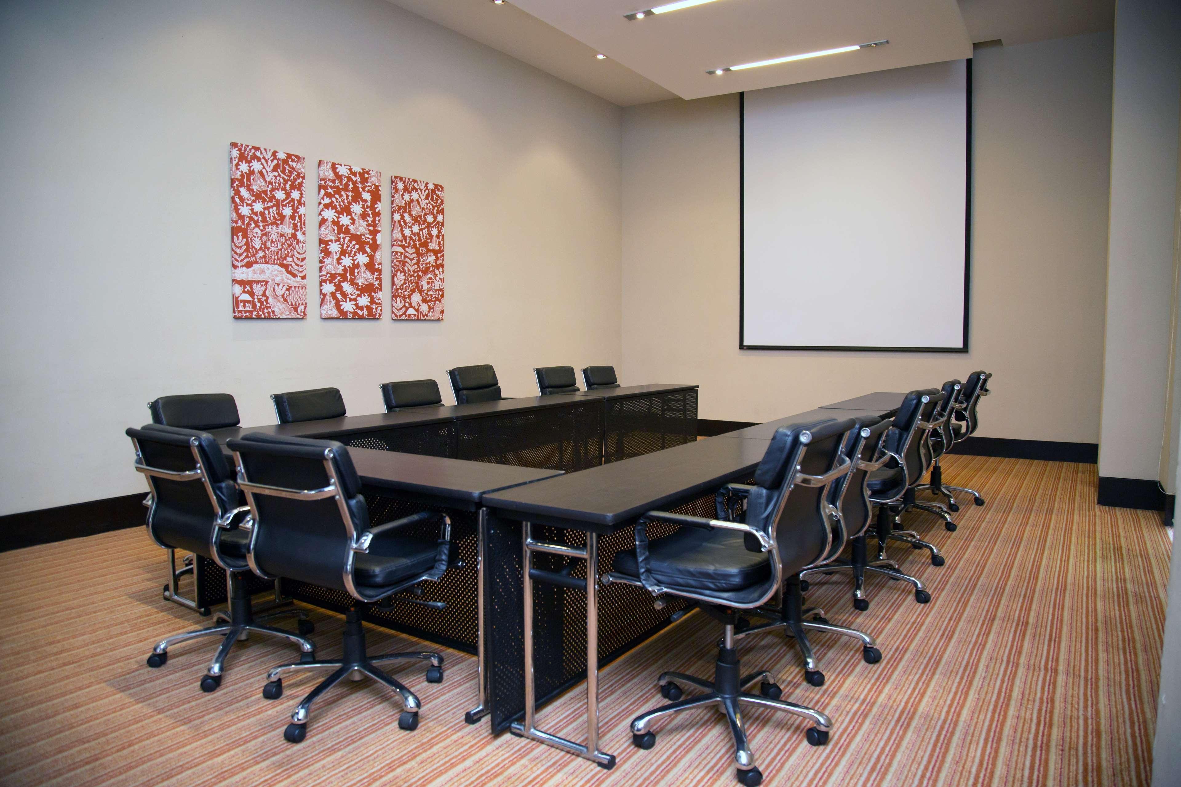 Hyatt Place Gurgaon Udyog Vihar Екстериор снимка A projection screen in a meeting room