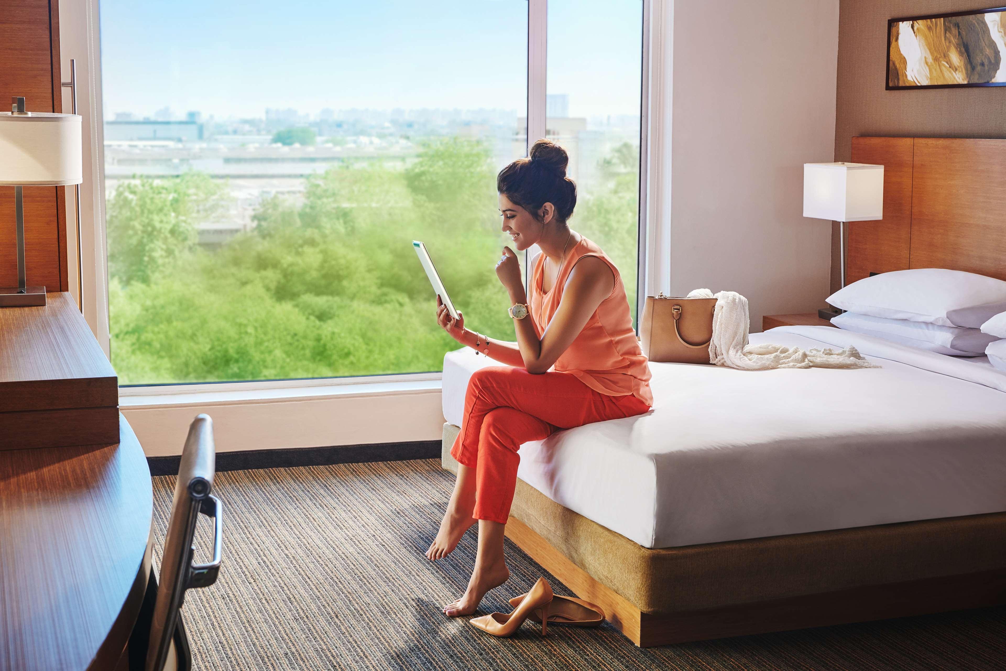 Hyatt Place Gurgaon Udyog Vihar Екстериор снимка A guest in a guest room at the Hilton Garden Inn