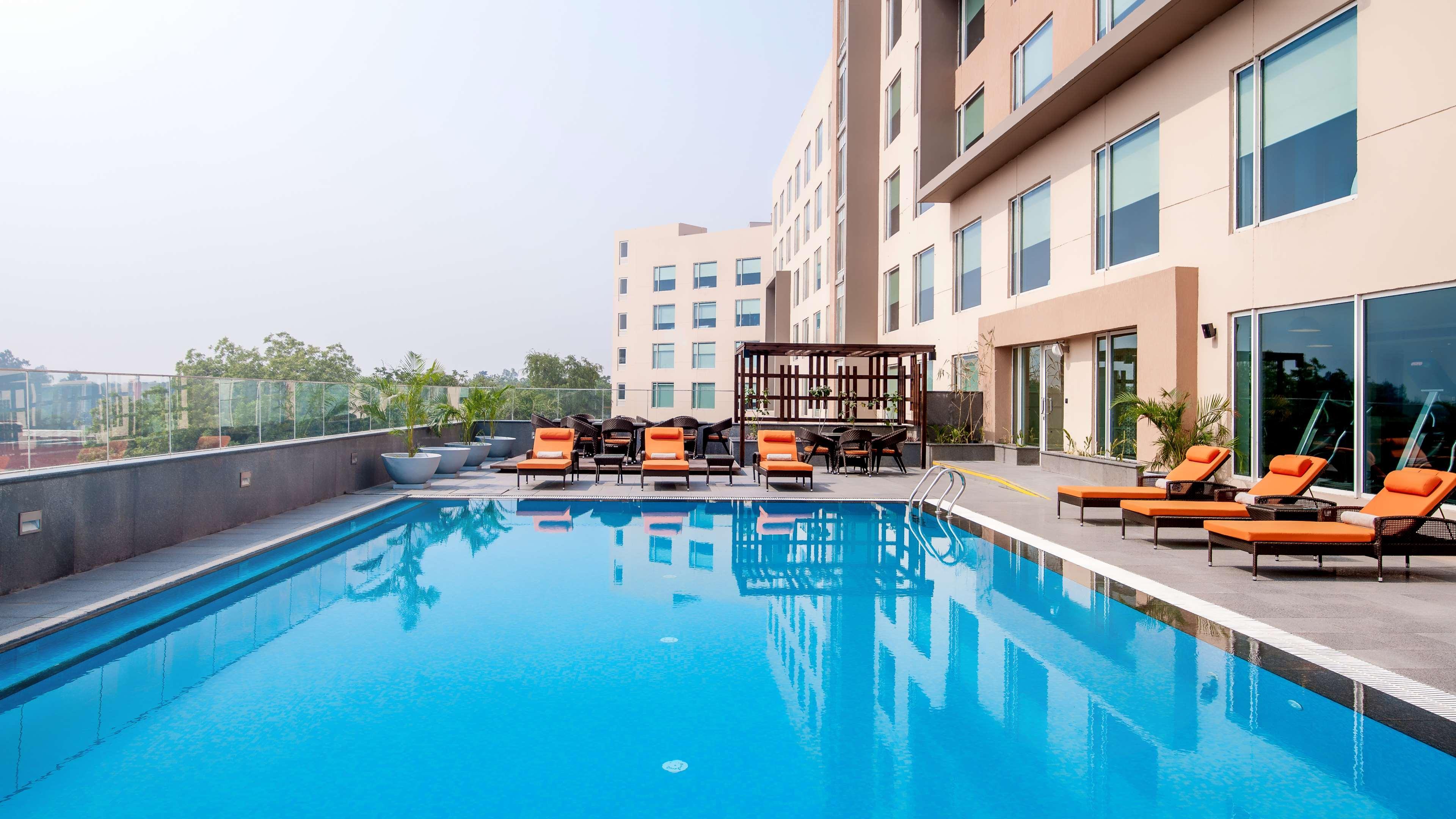 Hyatt Place Gurgaon Udyog Vihar Екстериор снимка Pool at the hotel