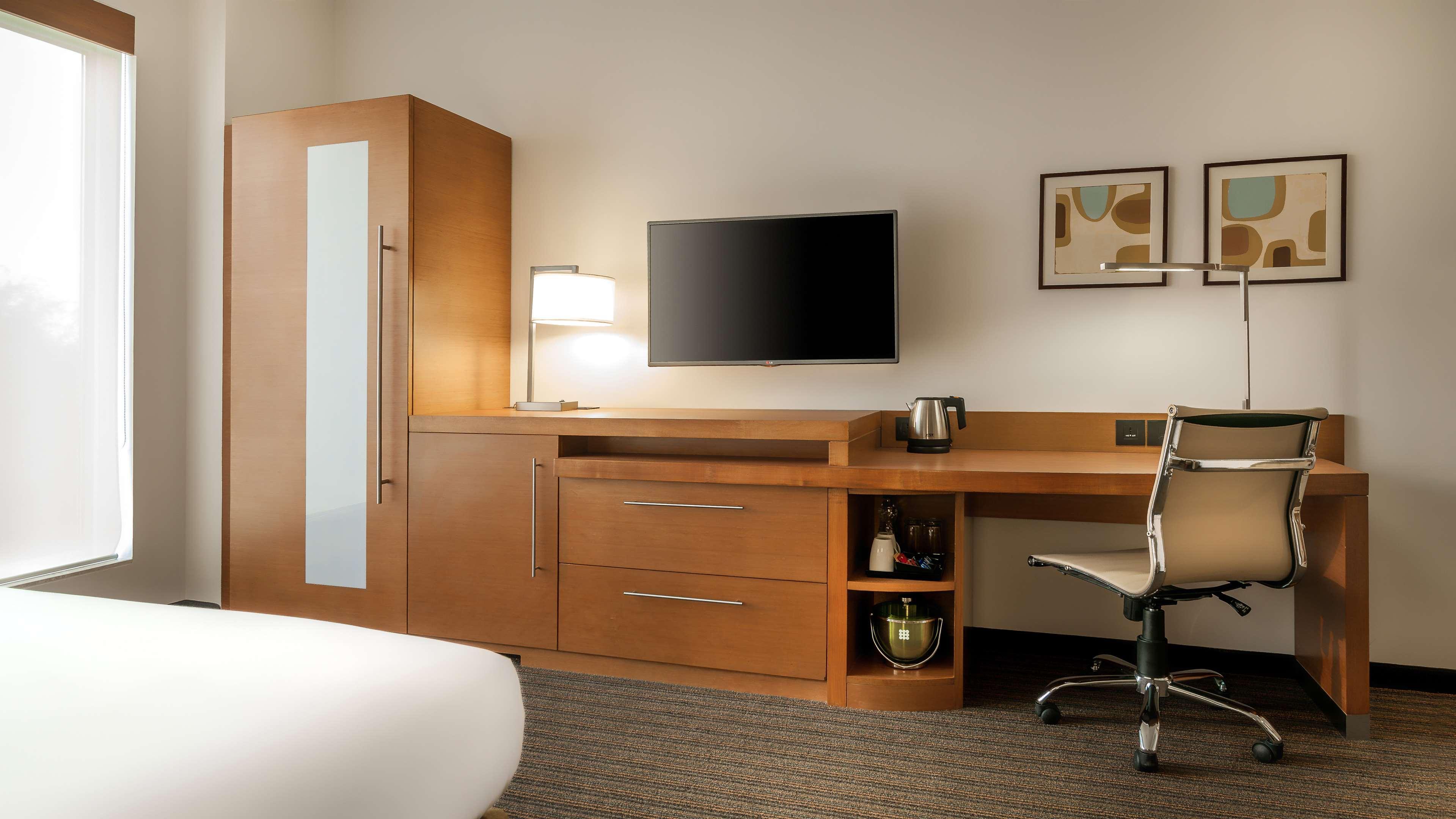 Hyatt Place Gurgaon Udyog Vihar Екстериор снимка A typical room at the Hilton Garden Inn
