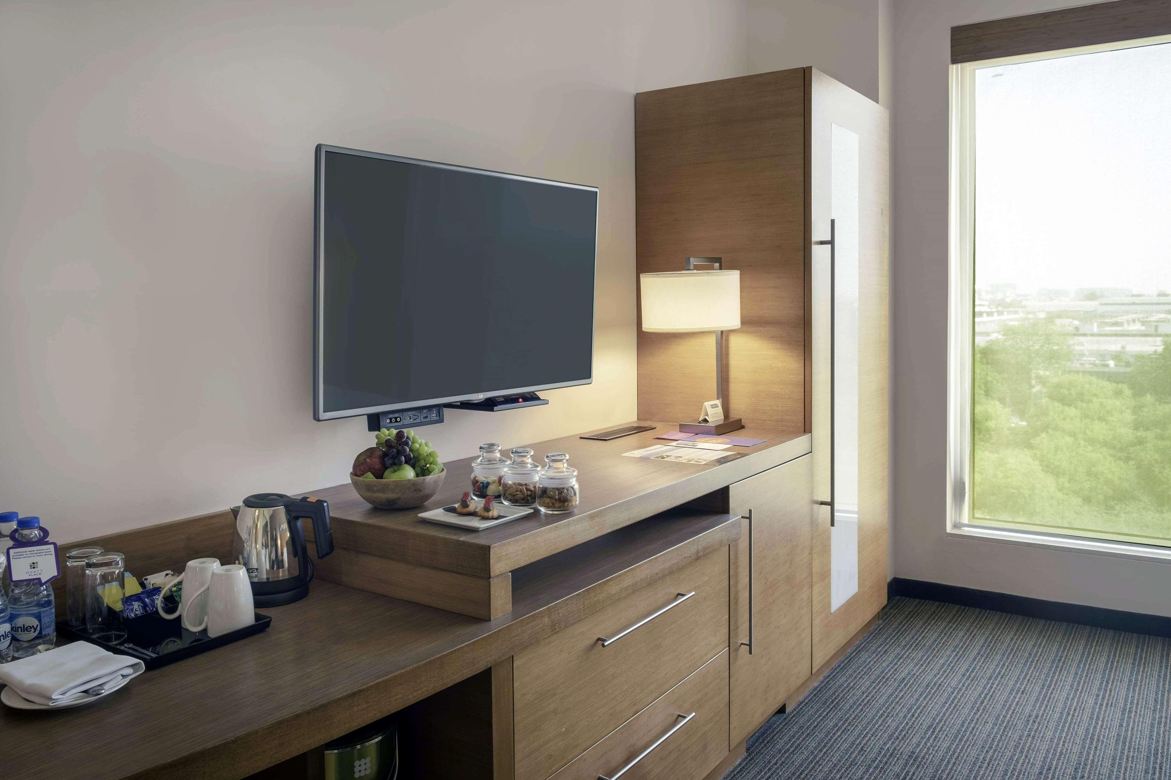 Hyatt Place Gurgaon Udyog Vihar Екстериор снимка A typical room at the Hilton Garden Inn