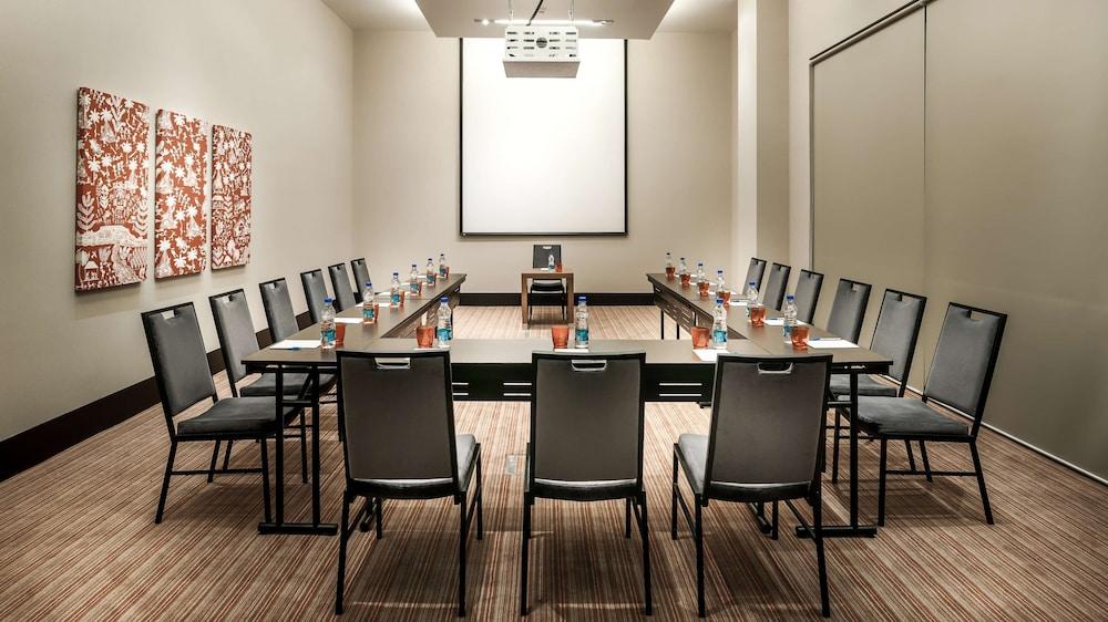 Hyatt Place Gurgaon Udyog Vihar Екстериор снимка A meeting room at a hotel