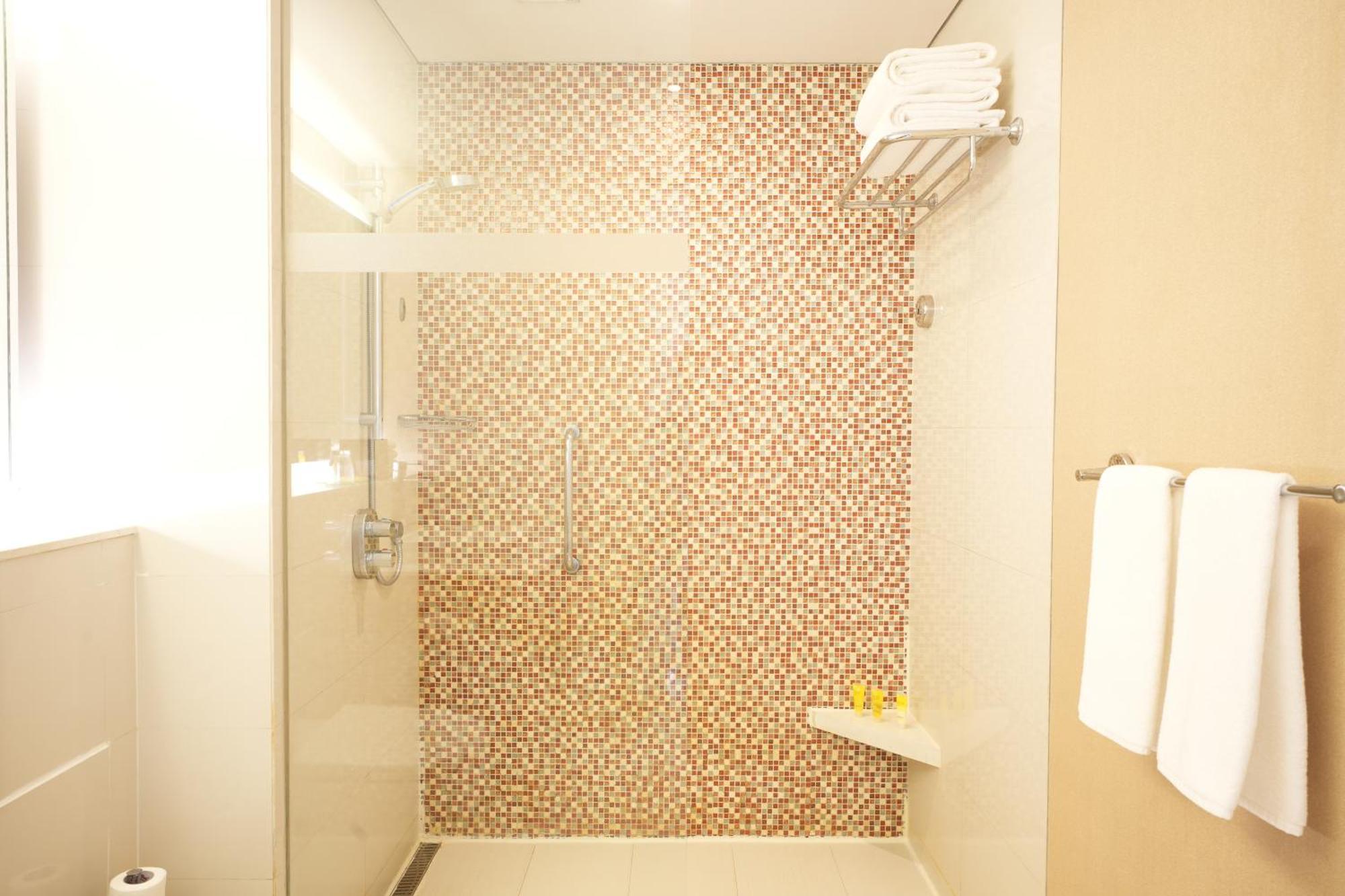 Hyatt Place Gurgaon Udyog Vihar Екстериор снимка A shower with a fixed shower head