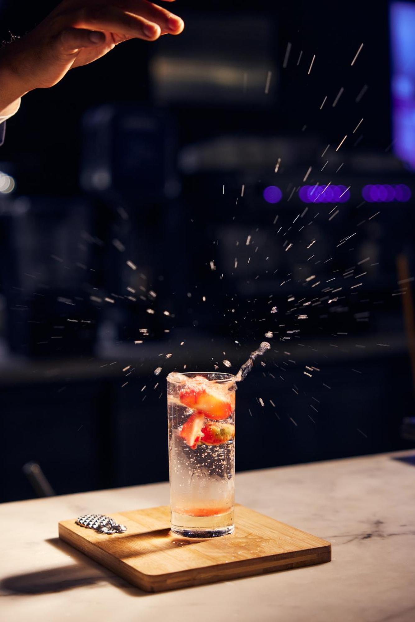 Hyatt Place Gurgaon Udyog Vihar Екстериор снимка A cocktail being prepared
