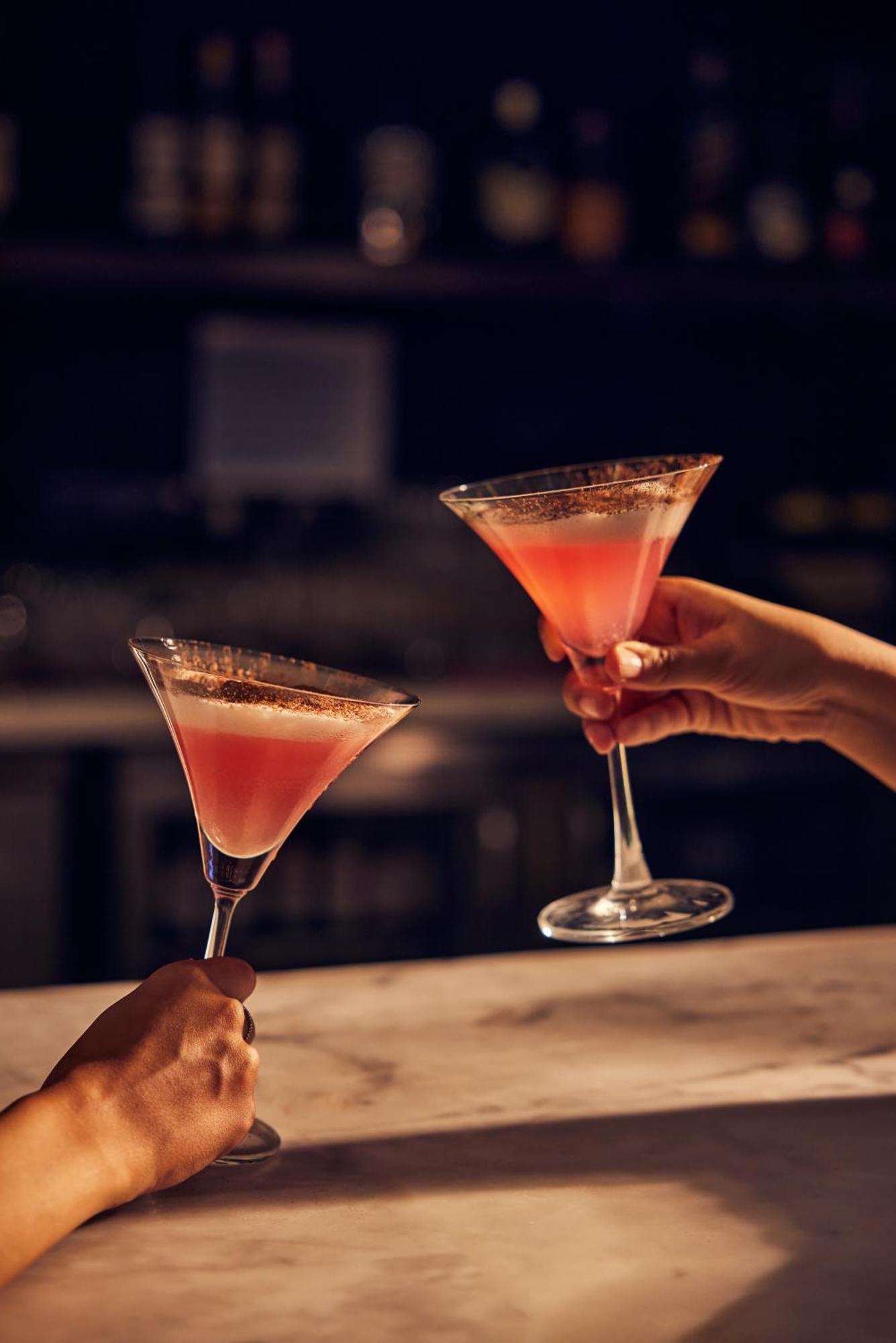 Hyatt Place Gurgaon Udyog Vihar Екстериор снимка A hand holding a martini glass