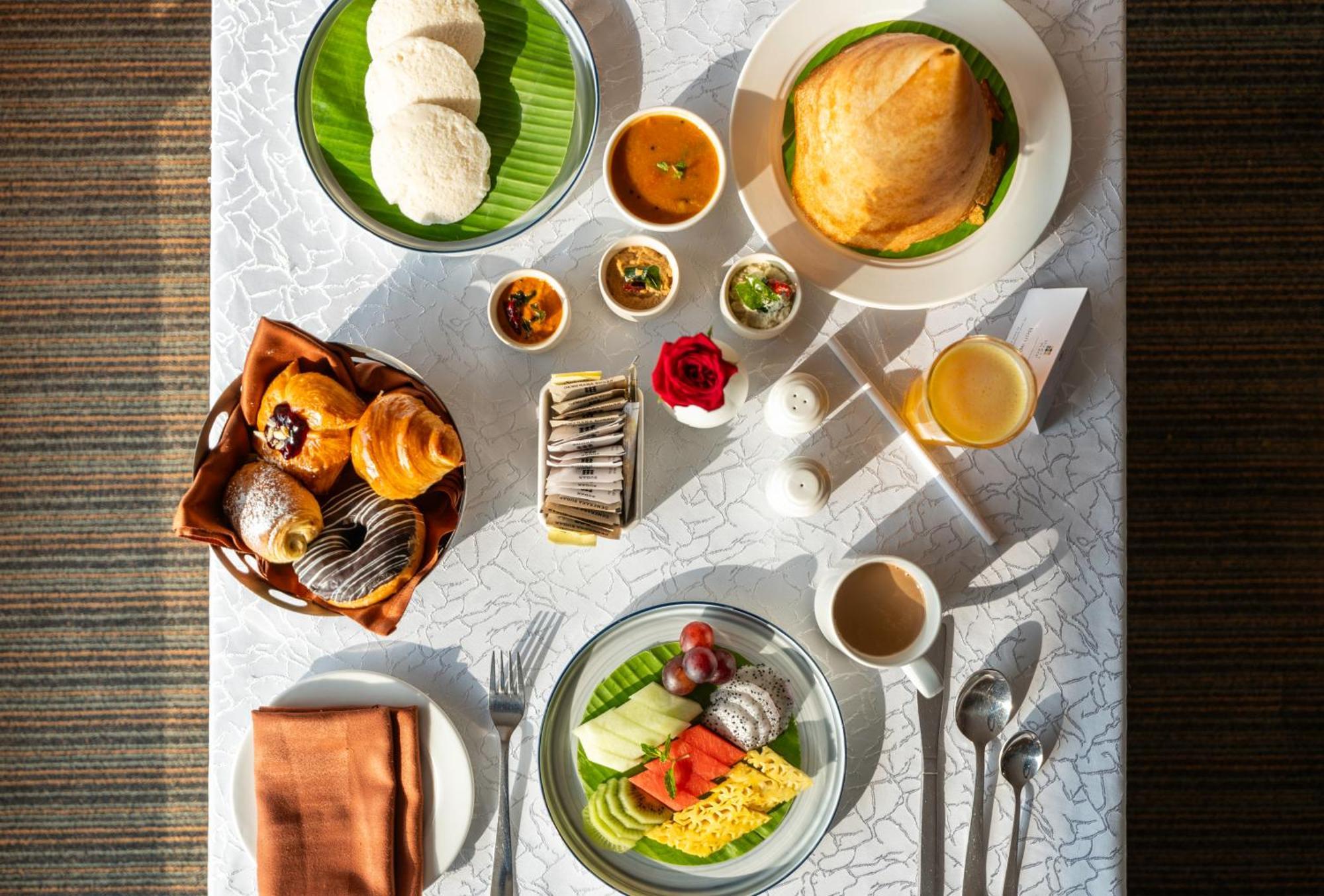 Hyatt Place Gurgaon Udyog Vihar Екстериор снимка A typical vegetarian meal served on board