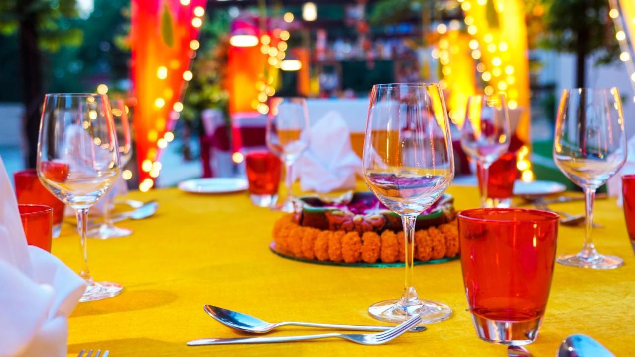 Hyatt Place Gurgaon Udyog Vihar Екстериор снимка A table set for a meal